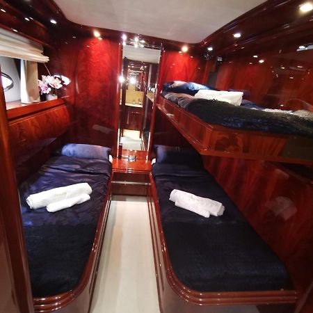 Rent Luxury Motor Yacht Hotel Barcelona Exterior photo