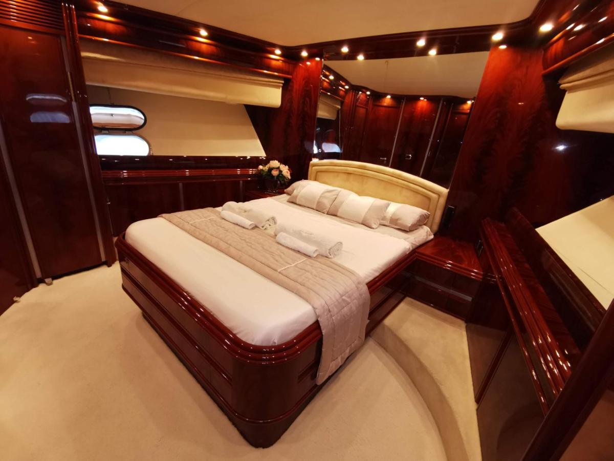 Rent Luxury Motor Yacht Hotel Barcelona Exterior photo
