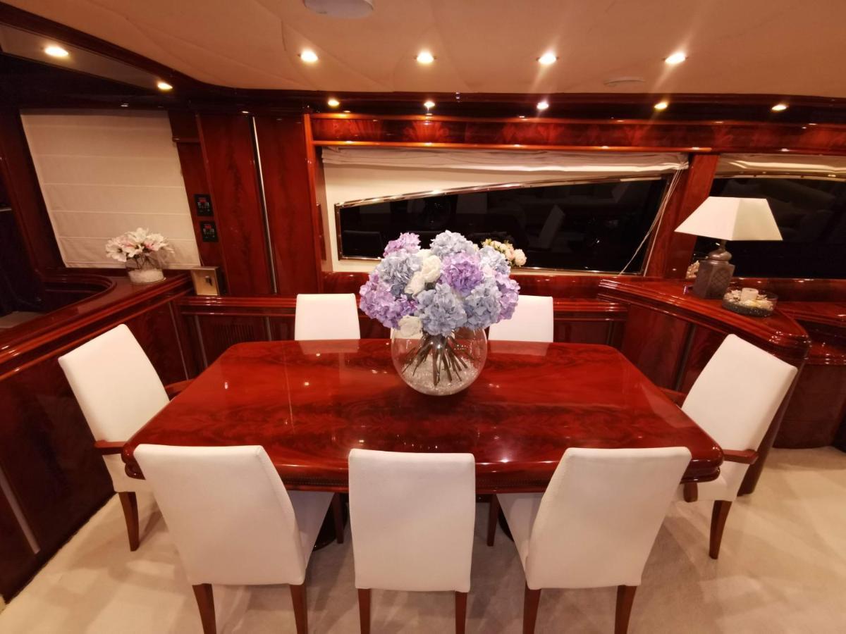 Rent Luxury Motor Yacht Hotel Barcelona Exterior photo