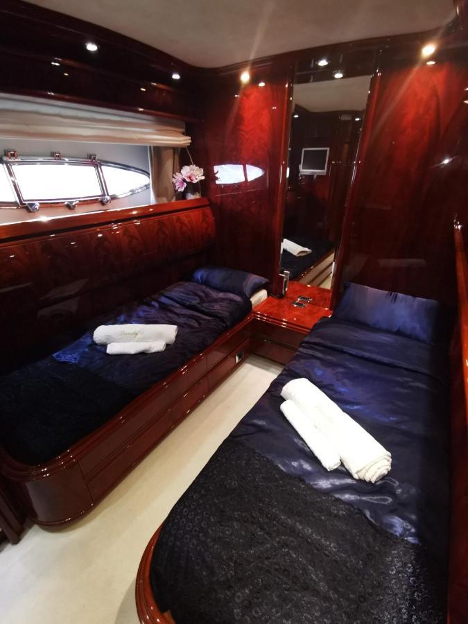 Rent Luxury Motor Yacht Hotel Barcelona Exterior photo
