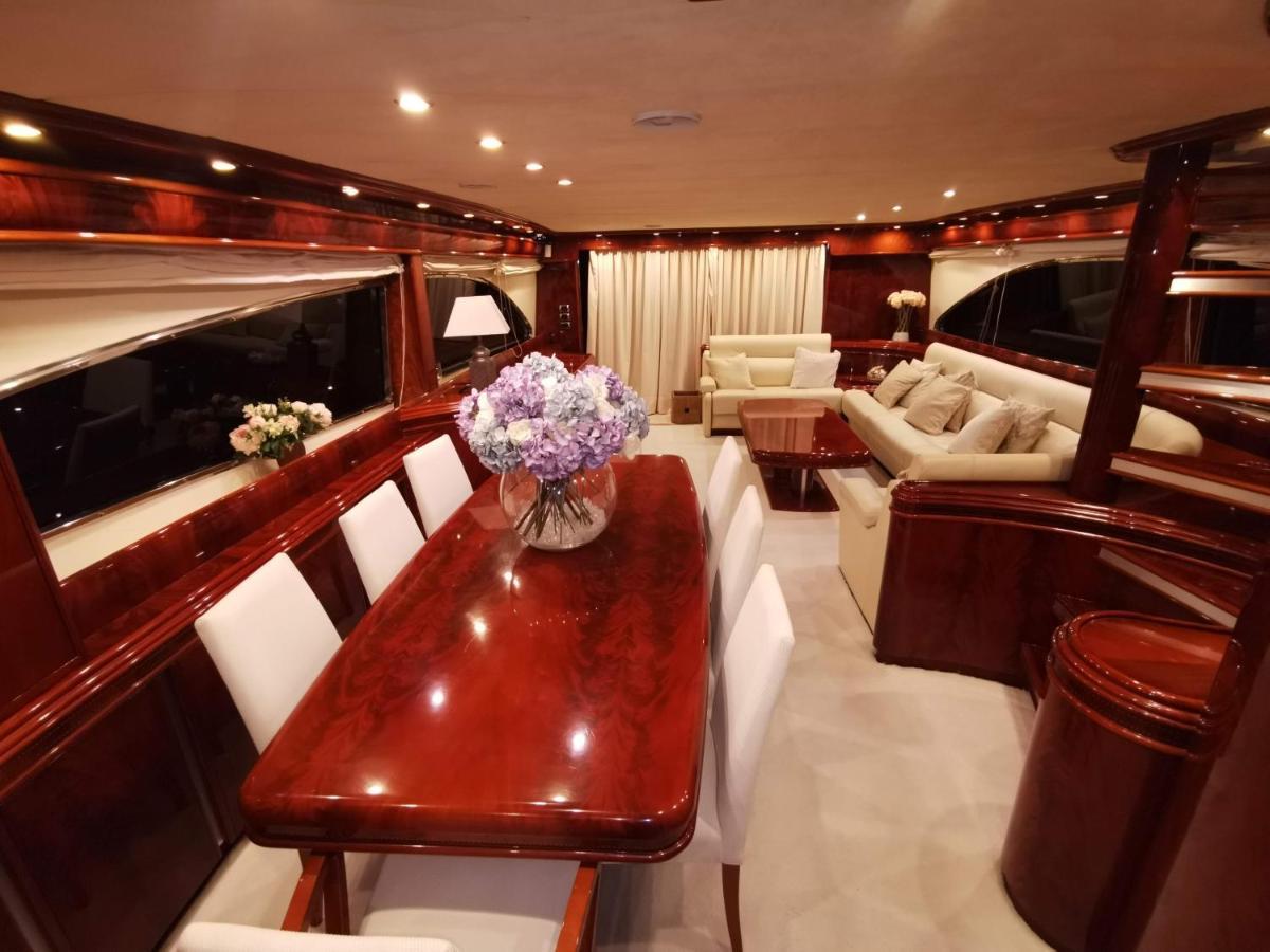 Rent Luxury Motor Yacht Hotel Barcelona Exterior photo